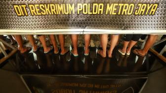 Tersangka dihadirkan oleh Subdit Resmob Reserse Krimum Polda Metro Jaya memperlihat 15 tersangka dan sejumlah barang bukti saat jumpa pers di Polda Metro Jaya, Jakarta, Senin (21/1). [Suara.com/Muhaimin A Untung]