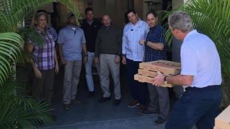 Gara-Gara Shutdown, George Bush Bagikan Pizza Gratis ke Pegawainya