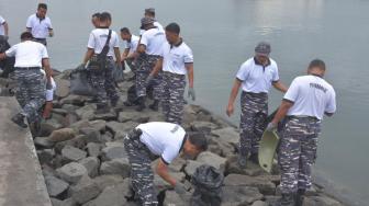 Rayakan Hari Dharma Samudera, Pasukan TNI AL Bersih-Bersih di Pantai Ancol