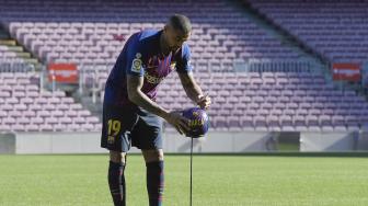 Pemain baru Barcelona, ​​Kevin-Prince Boateng saat diperkenalkan di Stadion Camp Nou, Barcelona, Spanyol, Selasa (22/1). [GEN LLUIS / AFP]