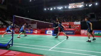 Pebulutangkis ganda putra Indonesia Fajar Alfian/Muhammad Rian Ardianto berusaha mengembalikan kok ke arah pebulutangkis ganda putra China Taipei Lee-Hue/Yang Po-Hsuan saat pertandingan babak pertama Indonesia Masters 2019 di Istora Senayan, Jakarta, Rabu (23/1). [Suara.com/Muhaimin A Untung]