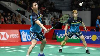 Ganda putra Indonesia Kevin Sanjaya Sukamuljo dan Marcus Fernaldi Gideon berusaha mengembalikan kok searah ganda Jerman Mark Lamfus dan Marvin Emil Seidel saat pertandingan babak pertama Daihatsu Indonesia Masters 2019 di Istora Senayan, Jakarta, Rabu (23/1). [Suara.com/Muhaimin A Untung]