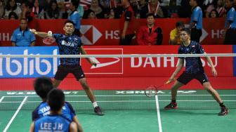 Pebulutangkis ganda putra Indonesia Fajar Alfian/Muhammad Rian Ardianto berusaha mengembalikan kok ke arah pebulutangkis ganda putra China Taipei Lee-Hue/Yang Po-Hsuan saat pertandingan babak pertama Indonesia Masters 2019 di Istora Senayan, Jakarta, Rabu (23/1). [Suara.com/Muhaimin A Untung]