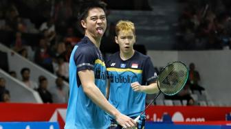 Ganda putra Indonesia Kevin Sanjaya Sukamuljo dan Marcus Fernaldi Gideon berusaha mengembalikan kok searah ganda Jerman Mark Lamfus dan Marvin Emil Seidel saat pertandingan babak pertama Daihatsu Indonesia Masters 2019 di Istora Senayan, Jakarta, Rabu (23/1). [Suara.com/Muhaimin A Untung]