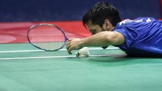 Pebulu tangkis India Parupalli Kashyap terjatuh saat melawan pebulu tangkis putra Indonesia Anthony Sinisuka Ginting saat pertandingan babak pertama Daihatsu Masters 2019 di Istora Senayan, Jakarta, Rabu (23/1). [Suara.com/Muhaimin A Untung]