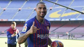 Pemain baru Barcelona, ​​Kevin-Prince Boateng saat diperkenalkan di Stadion Camp Nou, Barcelona, Spanyol, Selasa (22/1). [GEN LLUIS / AFP]