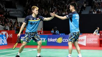 Ganda putra Indonesia Kevin Sanjaya Sukamuljo dan Marcus Fernaldi Gideon berusaha mengembalikan kok searah ganda Jerman Mark Lamfus dan Marvin Emil Seidel saat pertandingan babak pertama Daihatsu Indonesia Masters 2019 di Istora Senayan, Jakarta, Rabu (23/1). [Suara.com/Muhaimin A Untung]