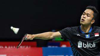 Pebulu tangkis putra Indonesia Anthony Sinisuka Ginting berusaha mengembalikan kok kearah pebulu tangkis India Parupalli Kashyap saat pertandingan babak pertama Daihatsu Masters 2019 di Istora Senayan, Jakarta, Rabu (23/1). [Suara.com/Muhaimin A Untung]