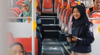 Petugas Suroboyo Bus Cantik Ini Bikin Warganet Jatuh Hati