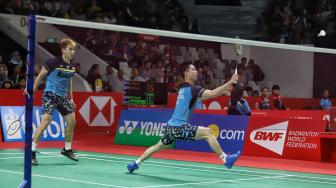 Ganda putra Indonesia Kevin Sanjaya Sukamuljo dan Marcus Fernaldi Gideon berusaha mengembalikan kok searah ganda Jerman Mark Lamfus dan Marvin Emil Seidel saat pertandingan babak pertama Daihatsu Indonesia Masters 2019 di Istora Senayan, Jakarta, Rabu (23/1). [Suara.com/Muhaimin A Untung]