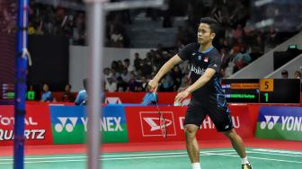 Pebulu tangkis putra Indonesia Anthony Sinisuka Ginting berusaha mengembalikan kok kearah pebulu tangkis India Parupalli Kashyap saat pertandingan babak pertama Daihatsu Masters 2019 di Istora Senayan, Jakarta, Rabu (23/1). [Suara.com/Muhaimin A Untung]