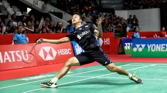 Pebulu tangkis putra Indonesia Anthony Sinisuka Ginting berusaha mengembalikan kok kearah pebulu tangkis India Parupalli Kashyap saat pertandingan babak pertama Daihatsu Masters 2019 di Istora Senayan, Jakarta, Rabu (23/1). [Suara.com/Muhaimin A Untung]