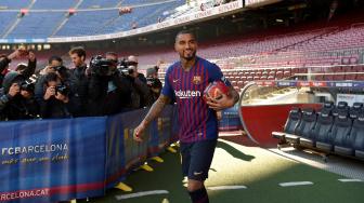 Pemain baru Barcelona, ​​Kevin-Prince Boateng saat diperkenalkan di Stadion Camp Nou, Barcelona, Spanyol, Selasa (22/1). [GEN LLUIS / AFP]