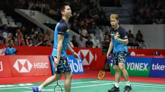 Ganda putra Indonesia Kevin Sanjaya Sukamuljo dan Marcus Fernaldi Gideon berusaha mengembalikan kok searah ganda Jerman Mark Lamfus dan Marvin Emil Seidel saat pertandingan babak pertama Daihatsu Indonesia Masters 2019 di Istora Senayan, Jakarta, Rabu (23/1). [Suara.com/Muhaimin A Untung]