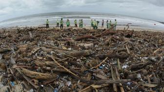 Tumpukan sampah yang berserakan di kawasan Pantai Kuta, Badung, Bali, Rabu (23/1). [ANTARA FOTO/Fikri Yusuf]