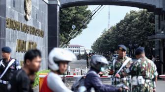 Suasana di depan Mako Brimob, Depok, Jawa Barat, Kamis (24/1). [Suara.com/Muhaimin A Untung]