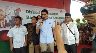 Blusukan ke Lokasi Kebakaran Tomang, Sandiaga Kampanyekan Ini ke Warga