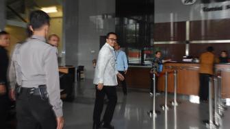 Menpora Imam Nahrawi tiba untuk menjalani pemeriksaan di Gedung KPK, Jakarta, Kamis (24/1). [ANTARA FOTO/Indrianto Eko Suwarso]