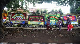 Suasana di depan Mako Brimob, Depok, Jawa Barat, Kamis (24/1). [Suara.com/Muhaimin A Untung]