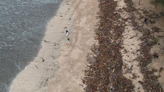 Tumpukan sampah yang berserakan di kawasan Pantai Kuta, Badung, Bali, Rabu (23/1). [ANTARA FOTO/Fikri Yusuf]