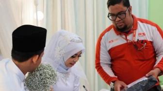 Merusak Suasana, Kurir Online Shop Datangi Pengantin di Pelaminan