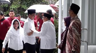 Presiden Joko Widodo (Jokowi) menemui tokoh cendekiawan Islam Quraish Shihab di Pondok Pesantren Bayt Al Quran, Pamulang, Tangerang Selatan, Jumat (25/1). [Suara.com/Ummi Hadyah Saleh]