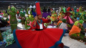 Penari menampilkan Tarian Sufi diantara Muslimat Nahdlatul Ulama (NU) yang menghadiri Harlah ke-73 Muslimat NU di Stadion Utama Gelora Bung Karno, Jakarta, Minggu (27/1). ANTARA FOTO/Wahyu Putro A