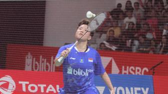 Ganda campuran Indonesia Liliyana Natsir dan Tontowi Ahmad berusaha mengembalikan kok ke ganda campuran Malaysia Chan Peng Soon dan Goh Liu Ying saat pertandingan semifinal Daihatsu Indonesia Masters 2019 di Istora Senayan, Jakarta, Sabtu (26/1). (Suara.com/Fakhri Hermansyah)