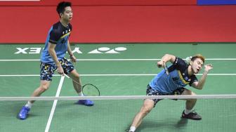 Ganda putra Indonesia Kevin Sanjaya Sukomuljo (bawah) dan Marcus Fernaldi Gideon berusaha mengembalikan kok ke ganda putra Denmark Kim Astrup dan Anders Skaarup Rasmussen saat pertandingan semifinal Daihatsu Indonesia Masters 2019 di Istora Senayan, Jakarta, Sabtu (26/1). ANTARA FOTO/Hafidz Mubarak A