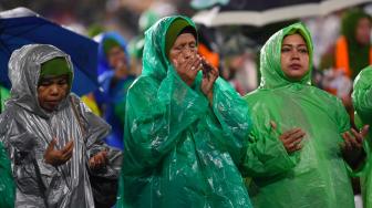 Peserta memanjatkan doa ketika mengikuti Harlah ke-73 Muslimat Nahdlatul Ulama (NU) di Stadion Utama Gelora Bung Karno, Jakarta, Minggu (27/1). [ANTARA FOTO/Aprillio Akbar]