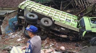 Setelah Hantam 3 Rumah dan Motor, Sopir Truk Ugal-ugalan Kabur