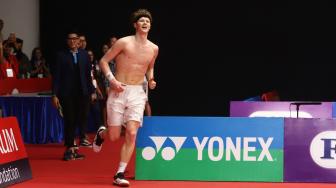 Pebulu tangkis Denmark Anders Antonsen meluapkan kegembiraan usai mengalahkan pebulu tangkis Jepang Kento Momota dalam final tunggal putra Daihatsu Indonesia Masters 2019 di Istora Senayan, Jakarta, Minggu (27/1). [Suara.com/Muhaimin A Untung]