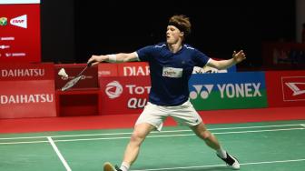 Pebulu tangkis Denmark Anders Antonsen saat melawan pebulu tangkis Jepang Kento Momota dalam final tunggal putra Daihatsu Indonesia Masters 2019 di Istora Senayan, Jakarta, Minggu (27/1). [Suara.com/Muhaimin A Untung]