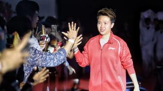 Pebulutangkis ganda campuran Liliyana Natsir atau yang biasa dipanggil Butet menyalami para penggemarnya saat acara perpisahan dirinya di Istora Senayan, Jakara, Minggu (27/1). [Suara.com/Muhaimin A Untung]