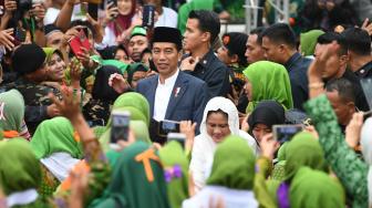 Presiden Joko Widodo (tengah) didampingi Ketua Muslimat Nahdlatul Ulama (NU) Khofifah Indar Parawansa (kedua kanan) menghadiri Harlah ke-73 Muslimat NU, doa bersama untuk keselamatan bangsa dan maulidrrasul di Stadion Utama Gelora Bung Karno, Jakarta, Minggu (27/1). ANTARA FOTO/Wahyu Putro A