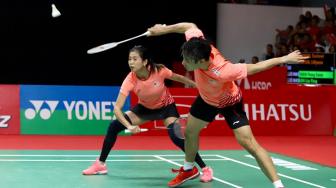 Ganda campuran Malaysia Chan Peng Soon dan Goh Liu Ying berusaha mengembalikan kok ke ganda campuran Indonesia Liliyana Natsir dan Tontowi Ahmad saat pertandingan semifinal Daihatsu Indonesia Masters 2019 di Istora Senayan, Jakarta, Sabtu (26/1). (Suara.com/Fakhri Hermansyah)