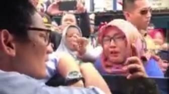 Emak-emak Nangis Histeris Ingin Foto dengan Sandiaga, Warganet : Settingan