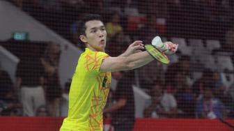 Pebulu tangkis putra Indonesia Jonatan Christie berusaha mengembalikan kok ke pebulutangkis putra Denmark Anders Antonsen saat pertandingan semifinal Daihatsu Indonesia Masters 2019 di Istora Senayan, Jakarta, Sabtu (26/1). (Suara.com/Fakhri Hermansyah)