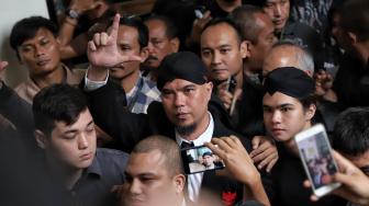 Terpidana kasus ujaran kebencian Ahmad Dhani digiring menuju mobil tahanan seusai menjalani sidang putusan di Pengadilan Negeri Jakarta Selatan, Jakarta, Senin (28/1). [Suara.com/Muhaimin A Untung]