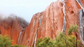 Ada Air Terjun Musiman di Padang Pasir, Bikin Penasaran Turis