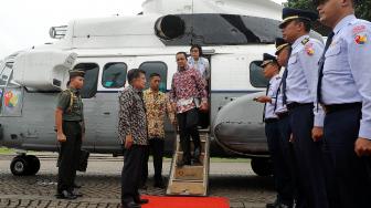 Wapres JK Tinjau Titik Kemacetan Jabodetabek Dengan Helikopter - Wakil Presiden Jusuf Kalla (JK) berbincang dengan Gubernur DKI Jakarta Anies Baswedan saat meninjau sejumlah titik kemacetan di wilayah Jabodetabek via udara dengan Helikopter Super Puma TNI AU dari lapangan helipad, Monas, Jakarta Pusat, Senin (28/1). (TIM MEDIA WAPRES)