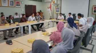 Suasana Jamaah korban First Travel mendatangi Inspektorat Kementerian Agama RI, Jakarta Selatan, Senin (28/1). [Suara.com/Fakhri Hermansyah]