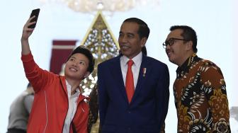 Presiden Joko Widodo (tengah) berswafoto bersama Menteri Pemuda dan Olahraga Imam Nahrawi (kanan) dan atlet bulutangkis Liliyana Natsir (kiri) di Istana Merdeka, Jakarta, Selasa (29/1). ANTARA FOTO/Puspa Perwitasari