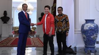 Presiden Joko Widodo (kiri) didampingi Menteri Pemuda dan Olahraga Imam Nahrawi (kanan) menerima atlet bulutangkis Liliyana Natsir (tengah) di Istana Merdeka, Jakarta, Selasa (29/1). ANTARA FOTO/Puspa Perwitasari