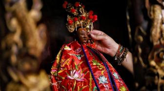 Pengelola bersama warga membersihkan patung dewa di Vihara Dharma Bhakti, Glodok, Jakarta, Rabu (30/1).[Suara.com/Muhaimin A Untung]