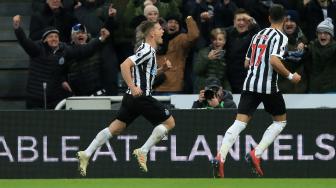 Gelandang Newcastle United, Matt Ritchie  merayakan golnya setelah mencetak gol kedua mereka dari titik penalti selama pertandingan sepak bola Liga Premier Inggris antara Newcastle United melawan Manchester City di St James 'Park, Inggris, Rabu (30/1) dini hari WIB. [Lindsey PARNABY / AFP]