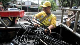 Petugas Bina Marga Jakarta Selatan melakukan penertiban jaringan kabel utilitas yang semrawut di kawasan Warung Jati Barat, Jakarta Selatan, Rabu (30/1).[Suara.com/Fakhri Hermansyah]
