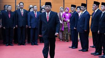 Calon Kepala Badan SAR Nasional (Basarnas) Marsdya TNI Bagus Puruhito bersiap mengikuti pelantikan oleh Menteri Perhubungan Budi Karya Sumadi di Kantor Kemenhub Jakarta, Rabu (30/1). [ANTARA FOTO/Wahyu Putro ]