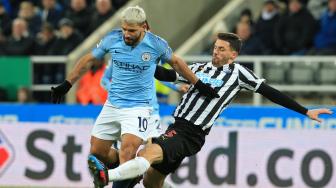 Striker Manchester City Sergio Aguero dihadang oleh bek Newcastle United Fabian Schar selama pertandingan sepak bola Liga Premier Inggris antara Newcastle United melawan Manchester City di St James 'Park Inggris, Rabu (30/1) dini hari WIB. [Lindsey PARNABY / AFP]