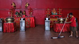 Pengelola bersama warga membersihkan patung dewa di Vihara Dharma Bhakti, Glodok, Jakarta, Rabu (30/1).[Suara.com/Muhaimin A Untung]